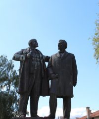 Паметникът на Ленин и Димитров в село Баня