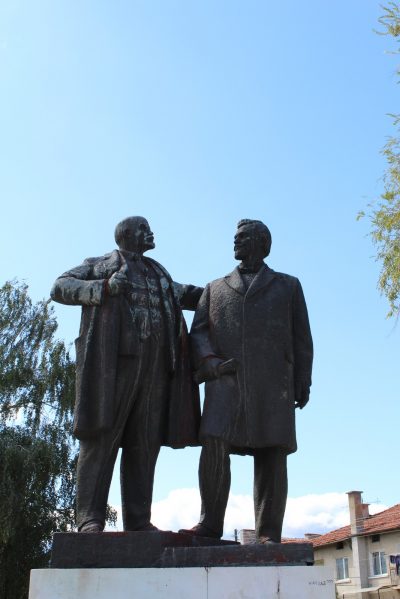 Паметникът на Ленин и Димитров в село Баня